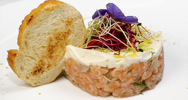 Tatarák z čerstvého lososa na opečeném toastu s limetkovým crème fraîche a koprem crème fraîche Tatarák z čerstvého lososa na opečeném toastu s limetkovým crème fraîche a koprem crème fraîche